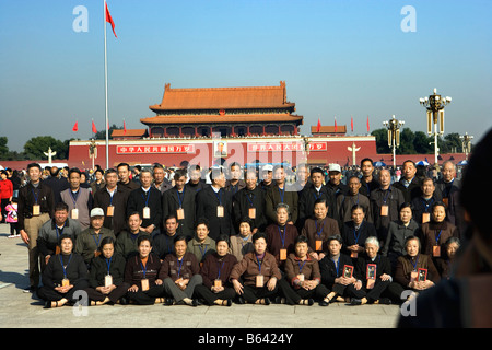 China, Beijing, Blick vom Tien An Men (Tiananmen) Platz am Tor des himmlischen Friedens, mit Bild des Vorsitzenden Mao chinesische Touristen Stockfoto