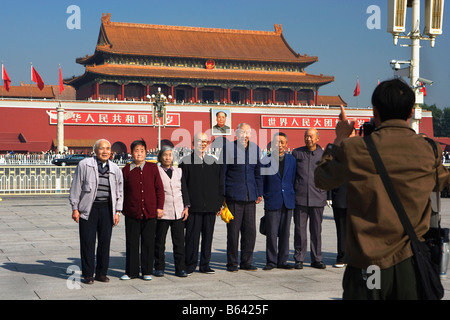 China, Beijing, Blick vom Tien An Men (Tiananmen) Platz am Tor des himmlischen Friedens mit Bild des Vorsitzenden Mao chinesische Touristen Stockfoto