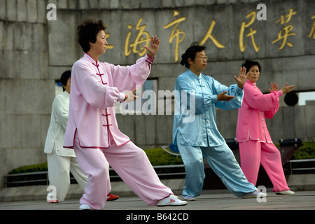 China. Shanghai. Boulevard genannt: der Bund. Übungen am Morgen (Tai Chi) Stockfoto