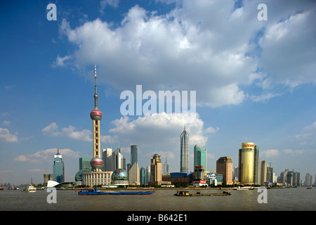 China, Shanghai, Gebiet namens: The Bund, entlang des Huangpo-Flusses. Skyline von Pudong. Stockfoto