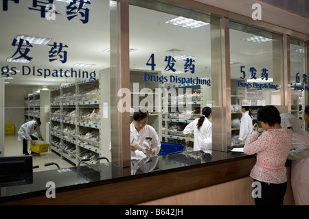 China.Shu Guang Hospital.AffilIiated Shanghai University of T.C.M (traditionelle chinesische Medizin). TCM-Apotheke (gemischte Kräuter). Stockfoto