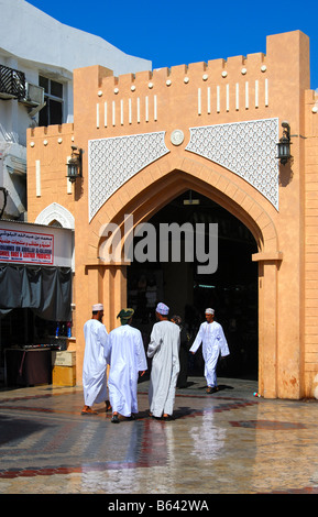 Einheimische Männer in Tracht am Eingangstor zum Mutrah Souq, Muscat, Sultanat von Oman Stockfoto