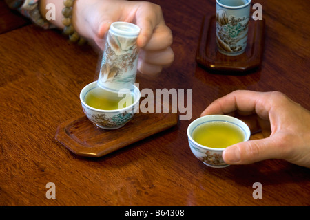 China, Shanghai, Teezeremonie im Teehaus. Stockfoto