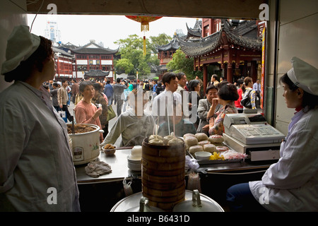 China, Shanghai, Foodstalls und Restaurants in der Nähe von Yuyuan Garten. Gedämpfte Knödel oder Dim-Sum (in Dampfer Körbe). Stockfoto