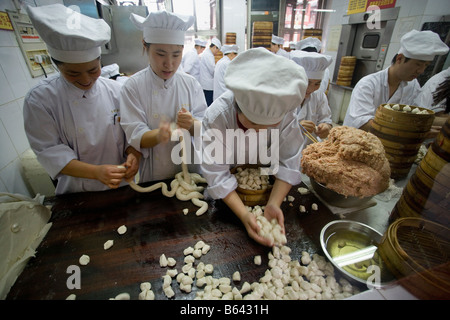 China, Shanghai, Foodstalls und Restaurants. Herstellung gedämpfte Knödel oder Dim-sum Stockfoto