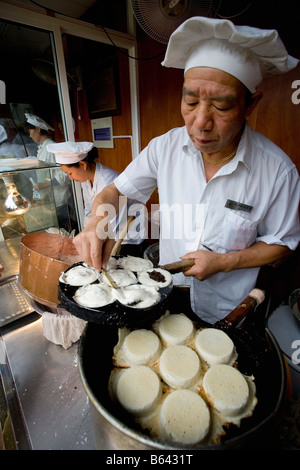 China, Shanghai, Foodstalls und Restaurants in der Nähe von Yuyuan Garten. Stockfoto