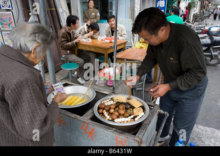 China, Shanghai, Foodstalls und Restaurants in der Nähe von Yuyuan Garten. Stockfoto