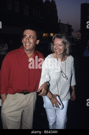 Schauspieler Robert Powell mit seiner Frau Pfannen Menschen Tänzerin, was Babs Herr Ankunft bei der Eröffnung des klebrigen Fingern Restaurant London Stockfoto