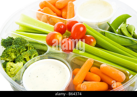 Detailansicht einer Partei Schale mit leckeren rohes Gemüse und dip Stockfoto