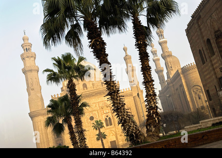 Ägypten, Kairo, islamische Kairo Moschee - Madrassa of Sultan Hassan (r) und Moschee der Ar-Rifai (l). Stockfoto