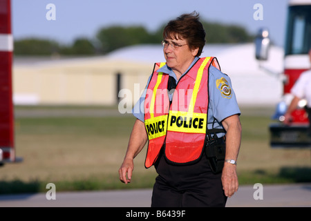 Eine Polizistin am Einsatzort Stockfoto