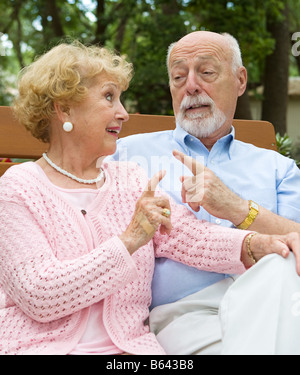 Älteres Paar mit einer Meinungsverschiedenheit und Schuldzuweisungen Mann im Fokus Stockfoto