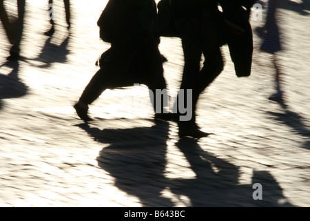 Schatten Menschen schnelle Füße Beine auf Straße in der Stadt Stockfoto