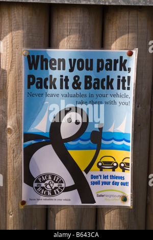 Schild Warnung vor Diebstahl Autodiebe im uk Parkplatz sagen lassen Sie keine Wertsachen im Fahrzeug Stockfoto