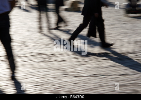Schatten Menschen schnelle Füße Beine auf Straße in der Stadt Stockfoto