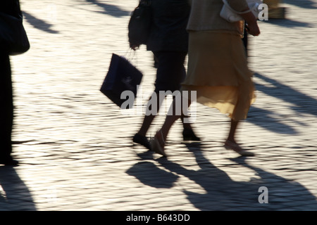 Schatten Menschen schnelle Füße Beine auf Straße in der Stadt Stockfoto