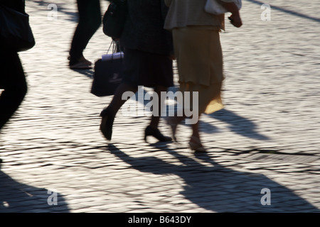 Schatten Menschen schnelle Füße Beine auf Straße in der Stadt Stockfoto