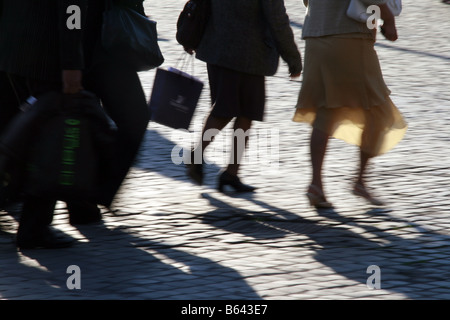 Schatten Menschen schnelle Füße Beine auf Straße in der Stadt Stockfoto