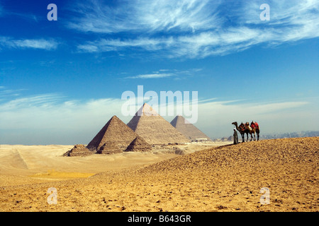 Ägypten, Kairo, Pyramiden von Gizeh, Mann mit Kamel Stockfoto