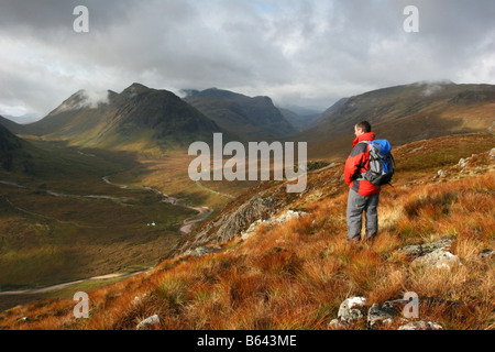 Hillwalker nach Westen hinunter Glen Coe von Beinn ein Chrulaiste Stockfoto