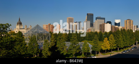 Minneapolis Stadtbild Panorama aus der Skulptur Garten Gewächshäuser mit Kathedrale und Hochhaus-Türme Stockfoto