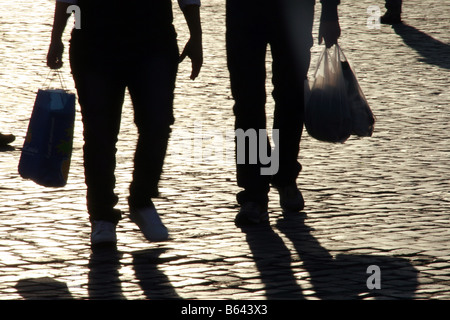 Schatten Menschen schnelle Füße Beine wandern in Sonne in der Straße in der Stadt Stockfoto