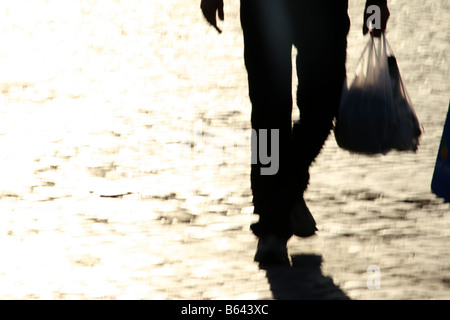Schatten Person schnell Füße Beine wandern in Sonne in der Straße in der Stadt Stockfoto
