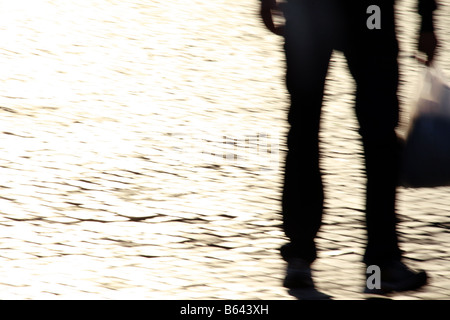 Schatten Person schnell Füße Beine wandern in Sonne in der Straße in der Stadt Stockfoto