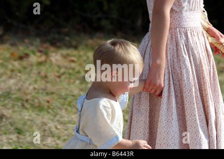 Ein junges Mädchen Hand in Hand von einem sehr jungen Kleinkind Mädchen am Civl Krieg reenactment Stockfoto