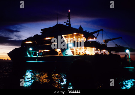 Motoryacht, "Monsoon" im maledivischen Gewässer, indischen Ozeans verankert. Tauchen Liveaboard. Malediven-Boot. Leben Sie an Bord. Stockfoto