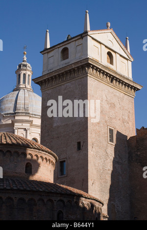 Torre Dell Orologio und Rotonda di San Lorenzo Piazza del Erbe Mantua Italien Stockfoto