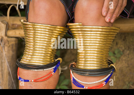 Geringelten Beine lange necked Karen Frau, Padaung Bergvolk, Nord-Thailand Stockfoto