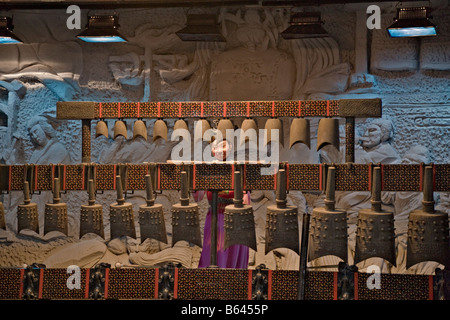 Junge Chinesin spielt traditionelle musikalische Glocken im Konfuzius-Tempel, Nanjing / China Stockfoto