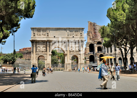 Die Konstantins-Arch, Arco di Costantino und das Kolosseum, Rom, Latium, Italien, Europa. Stockfoto