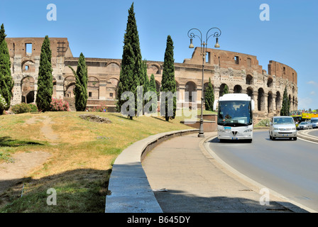 Ein weißer Bus eine Stadtrundfahrt in der Nähe des Kolosseum, Rom, Latium, Italien, Europa. Stockfoto