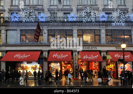 Am frühen Abend zeigt das berühmte Spielwarengeschäft Hamleys ein geschäftiges Einkaufsviertel in der Regent Street mit Weihnachtsbeleuchtung West End London England Großbritannien Stockfoto