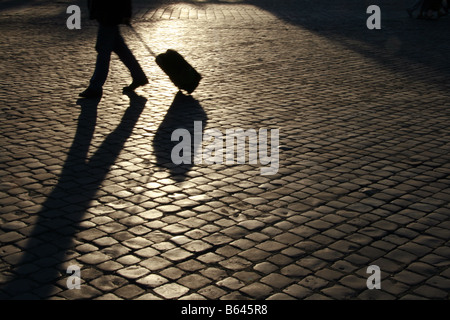 Schatten Person schnell Füße Beine auf Straße in der Stadt Stockfoto