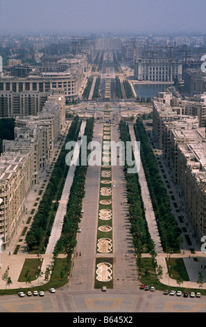 Blick auf den Boulevard Unirii gesehen vom Dach des Hauses / Palast des Volkes, sonst bekannt als Ceausescu Palast, Bukarest. Stockfoto