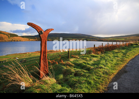 Nationalen Cycleway Metall geformt wie Marker, Clatteringshaw Loch, Galloway Forest Park, Schottland Stockfoto