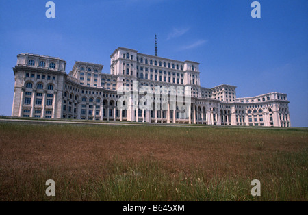Das Haus / Palast des Volkes, sonst bekannt als Ceausescu Palast, am Ende des Boulevard Unirii, Bukarest, 1990 Stockfoto