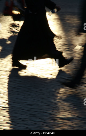 Schatten Priester auf Straße in Rom, Italien Stockfoto