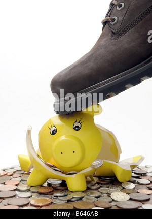 EIN ERSCHROCKEN SPARSCHWEIN AUFGESCHLÜSSELT A MANS BOOT VERSCHÜTTEN BRITISCHEN MÜNZEN. Stockfoto