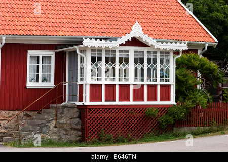 Rote Hütte mit Veranda Stockfoto