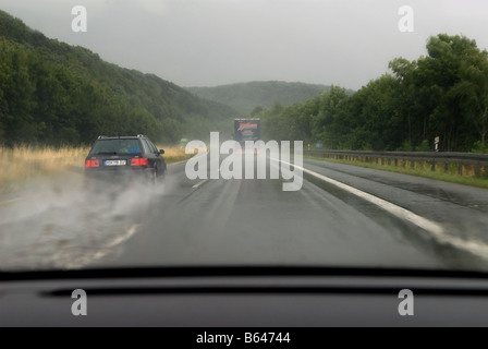 Fahren bei starkem Regen auf die A446 in der Nähe von Dortmund, Nordrhein-Westfalen, Deutschland. Stockfoto