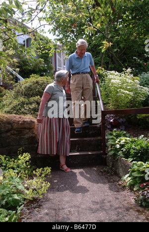 Älteres Ehepaar gemeinsam Garten Treppen hinunter gehen Stockfoto