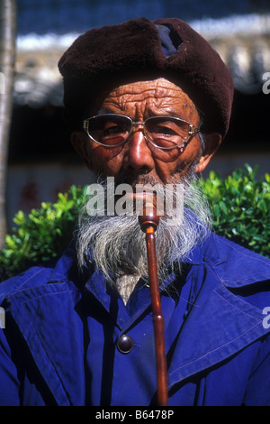 Alte chinesische Mann mit Pfeife und blauen Mao-Anzug in Lijiang Yunnan Provinz China Stockfoto