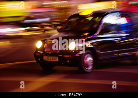 London-Taxi in der Nacht mit Motion blur Stockfoto