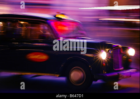 London-Taxi in der Nacht mit Motion blur Stockfoto