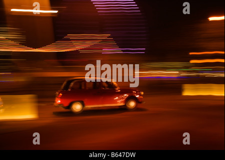 London-Taxi in der Nacht mit Motion blur Stockfoto