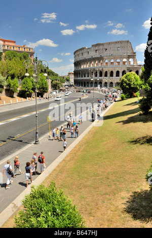 Das Kolosseum, das große Symbol der ewigen Stadt Rom. Ein Blick entlang der Via dei Fori Imperiali, das Kolosseum, Rom, Latium, Italien. Stockfoto